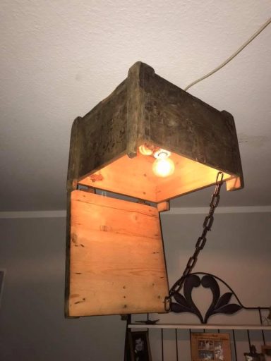 Holzkiste als Deckenlampe